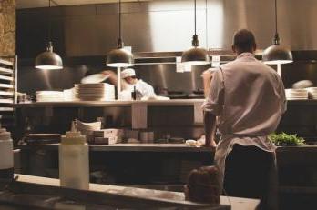 hotte de cuisine inclinée